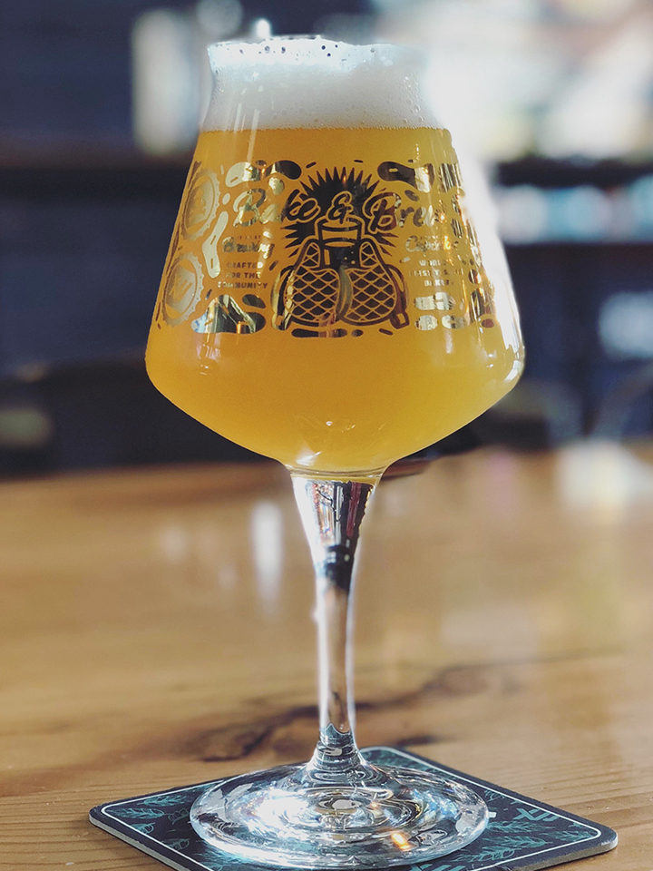 JOHNNY CUPCAKES x 12W TEKU Johnny Cupcakes Collaboration Teku Glass. Awesome cupcake and beer art printed in gold metallic. LIMITED EDITION. $20